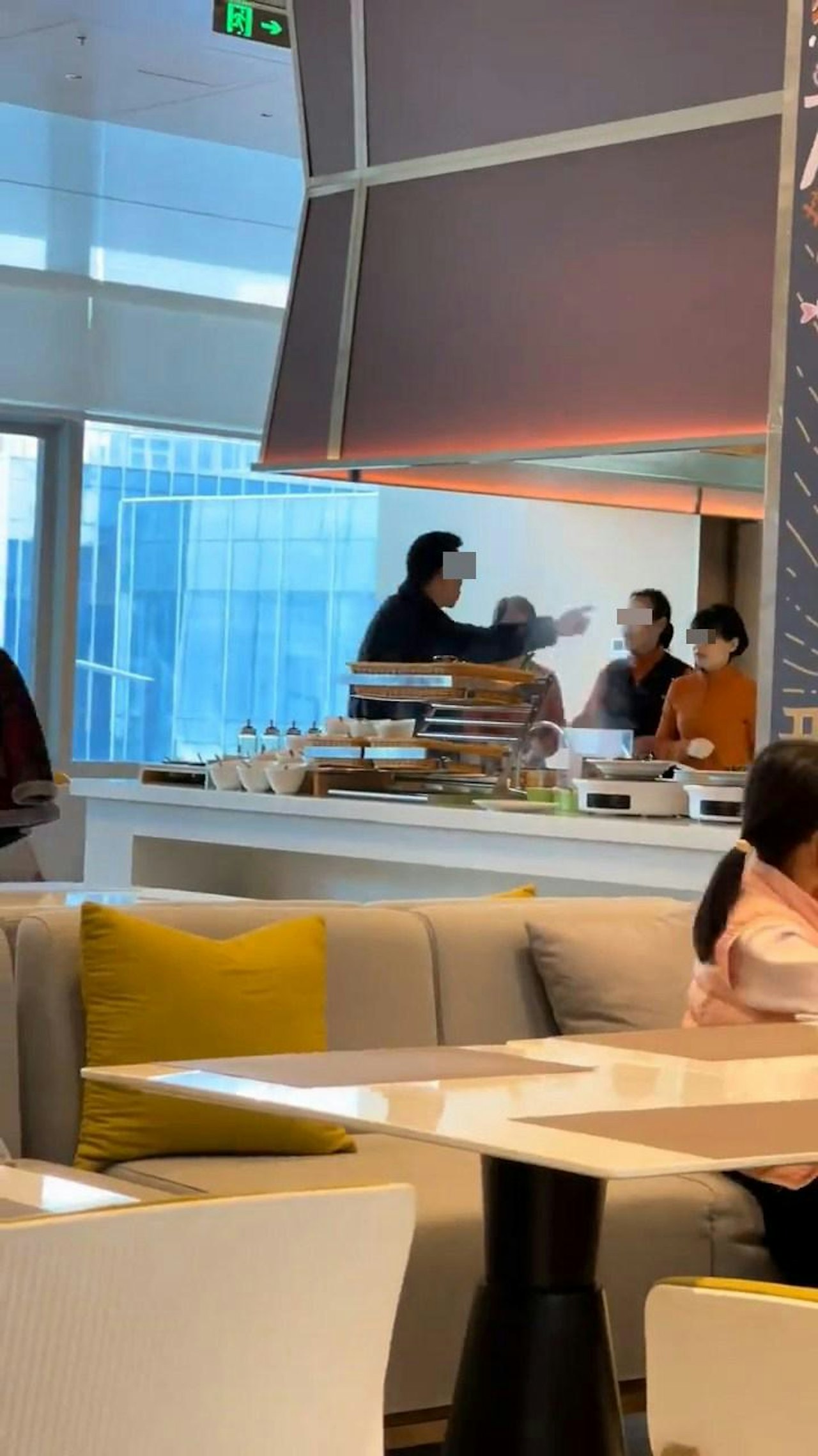 Hai mẹ con đánh nhân viên vì bị ngăn gói đồ buffet mang về- Ảnh 2.