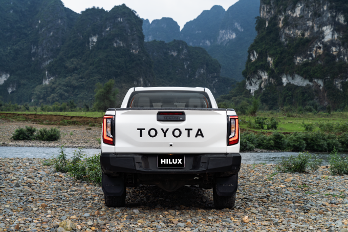 Đuôi xe có logo dạng chữ. Ảnh: TMV