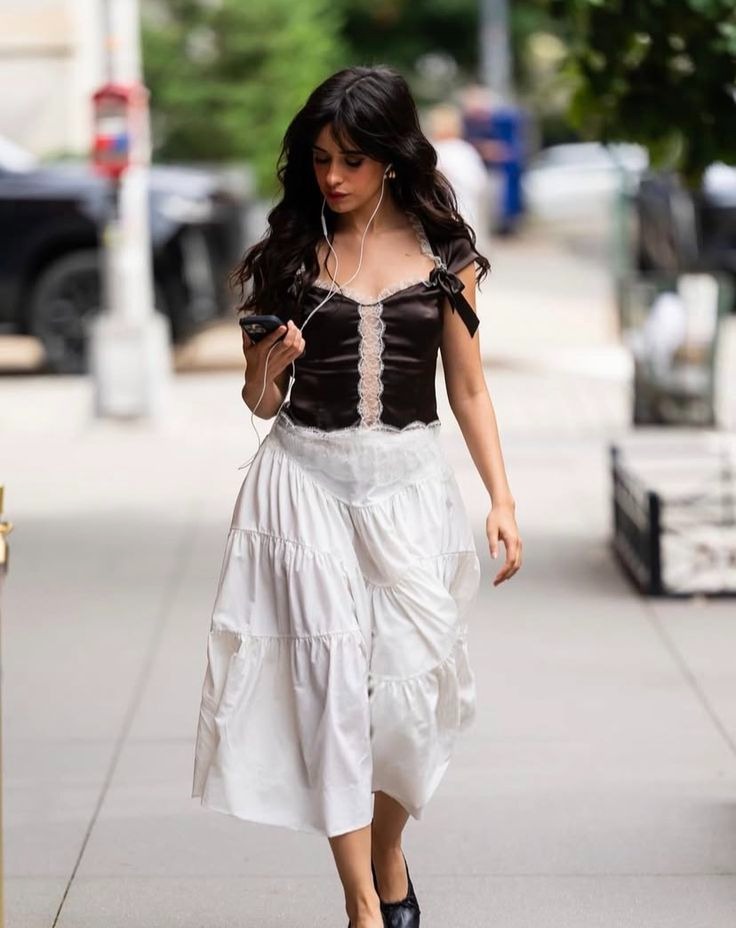 Trời Tây có mỹ nhân thấp bé vỏn vẹn 1m57 nhưng mặc đẹp thôi rồi, dạo phố mà tưởng đi show thời trang- Ảnh 2.