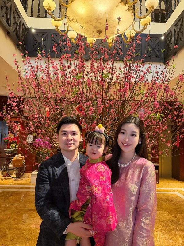 Hôn nhân viên mãn của 2 hoa hậu họ Đỗ, cùng có chồng tham gia ứng cử đại biểu HĐND 3 Gia đình hạnh phúc của Hoa hậu Đỗ Mỹ Linh.