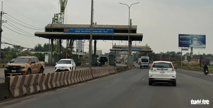 2 trạm thu phí bỏ hoang chình ình trên quốc lộ 51, vì sao? - Ảnh 2.