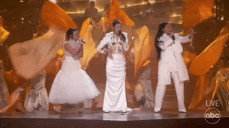 Tình cũ Jennie (BLACKPINK) và nữ ca sĩ Kpop Demon Hunters bị phân biệt chủng tộc ngay trên sân khấu nhận giải Oscar 2026?- Ảnh 2.