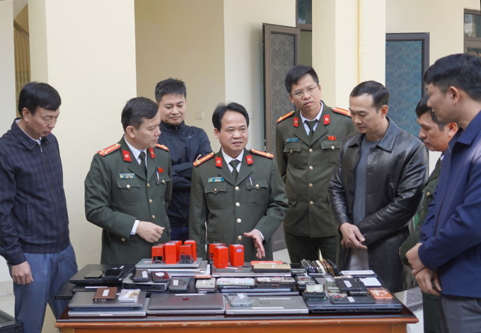 Hàng nghìn thiết bị công nghệ của nhóm lừa đảo đã bị cảnh sát thu giữ. Ảnh: Lam Sơn