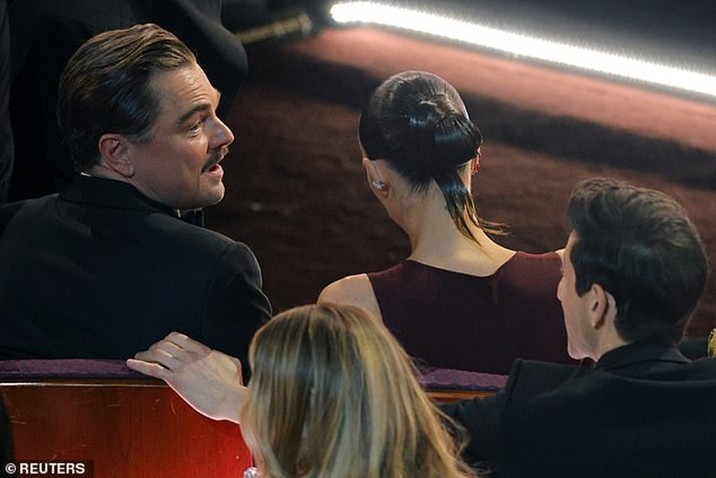 Leonardo DiCaprio phá “quy tắc” khi đưa bạn gái kém 24 tuổi dự Oscar - 3