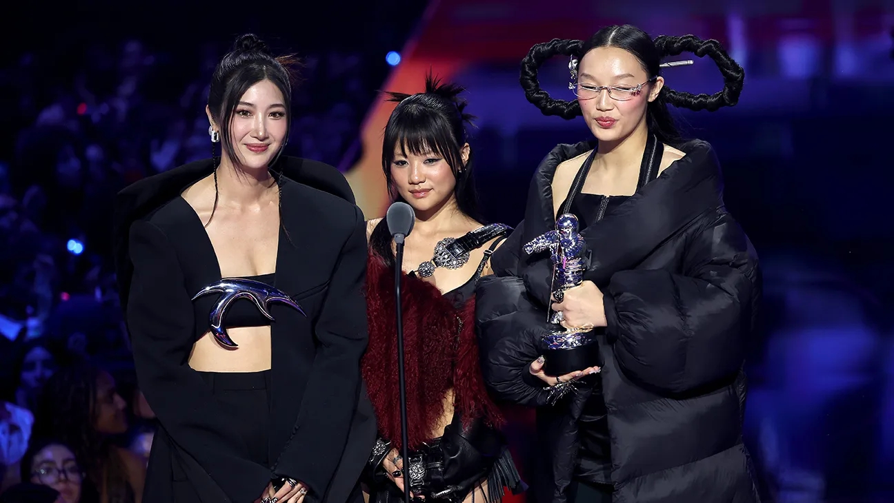 Bài hát bị cả châu Á 