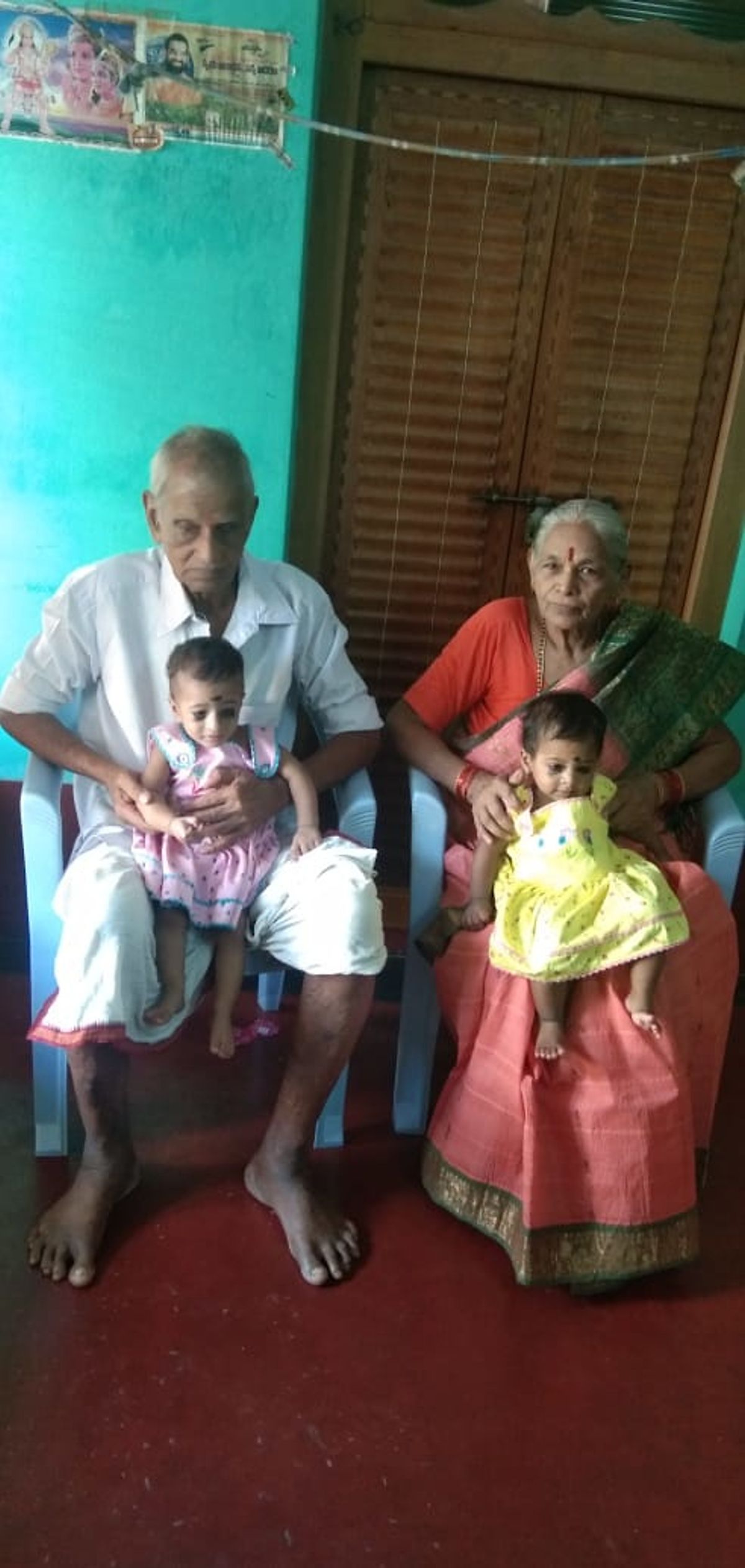 Cụ bà 74 tuổi sinh đôi 2 bé gái với chồng 82 tuổi- Ảnh 2.