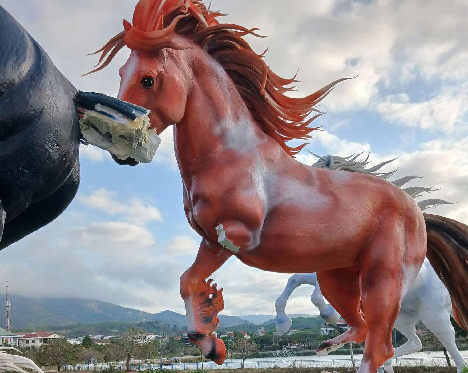 Hoàn cảnh của 2 cháu nhỏ đập phá mô hình Hoàn cảnh của 2 cháu nhỏ đập phá mô hình