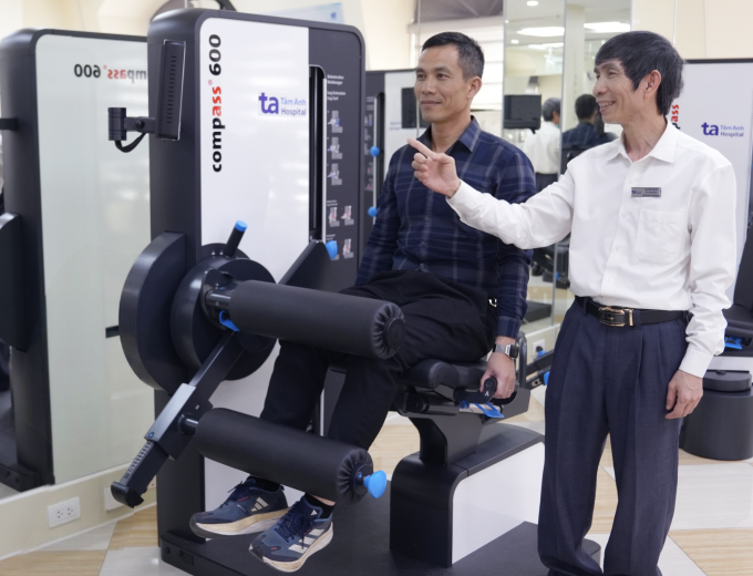 Chuyên gia vật lý trị liệu đo sức mạnh cơ chân cho anh Tuấn bằng máy chuyên dụng. Ảnh: Bệnh viện Đa khoa Tâm Anh
