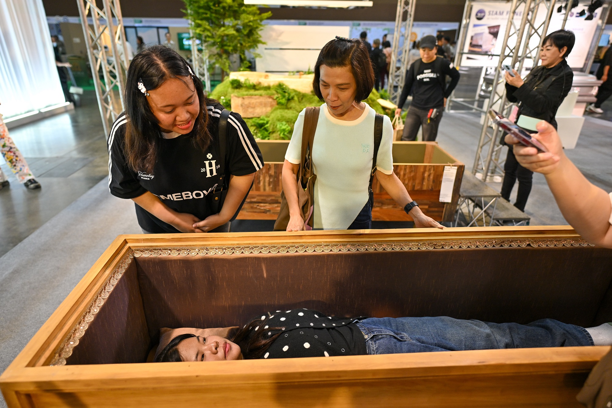 Một lễ hội ở Thái Lan mời khách vào quan tài 'thử chết' 2 Một lễ hội ở Thái Lan mời khách vào quan tài 'thử chết' - Ảnh 2.