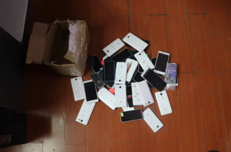 Kiểm tra đột xuất 1 khách sạn, phát hiện 40 máy tính và 100 điện thoại hoạt động 24/7, phanh phui đường dây lừa đảo hơn 38 tỷ đồng- Ảnh 2.