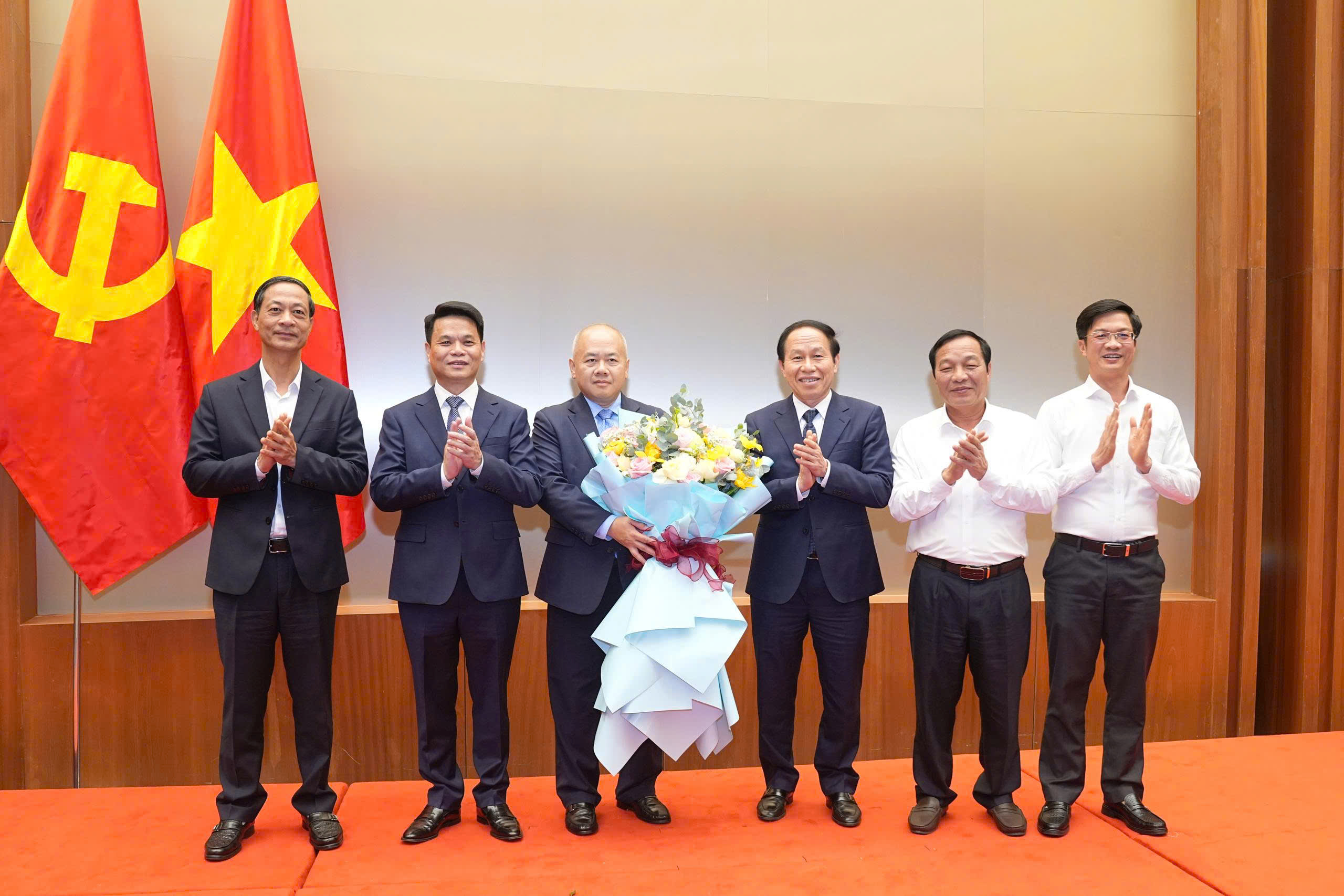 Ông Đỗ Thành Trung giữ chức Phó Bí thư Thành ủy Hải Phòng nhiệm kỳ 2025 - 2030 - Ảnh 3.