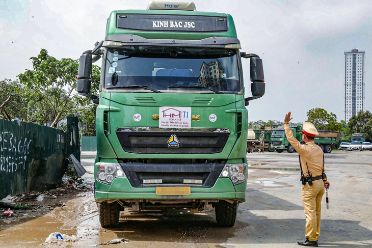 Nhiều người ngã nhào vì bùn đất trên phố, cảnh sát truy vết tận công trường 3 bùn đất - Ảnh 3.