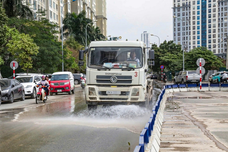 Nhiều người ngã nhào vì bùn đất trên phố, cảnh sát truy vết tận công trường 5 bùn đất - Ảnh 5.