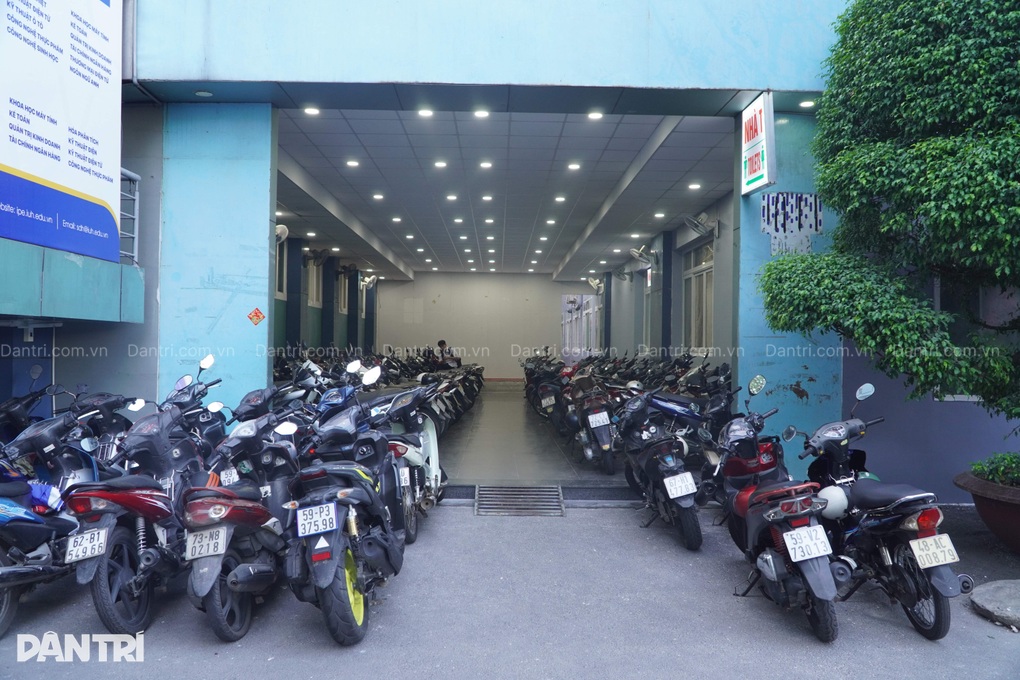 Vụ sinh viên phải bỏ tiết học vì bãi xe đóng cửa: Nhà trường xử lý ra sao? - 2 Vụ sinh viên phải bỏ tiết học vì bãi xe đóng cửa: Nhà trường xử lý ra sao? - 2