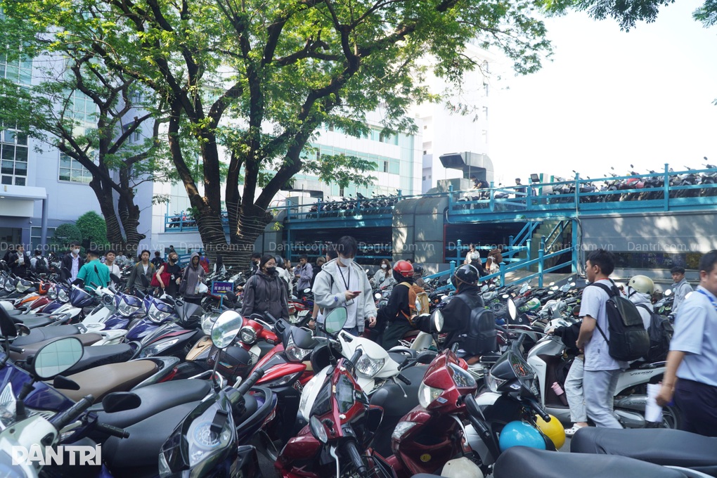 Vụ sinh viên phải bỏ tiết học vì bãi xe đóng cửa: Nhà trường xử lý ra sao? - 3