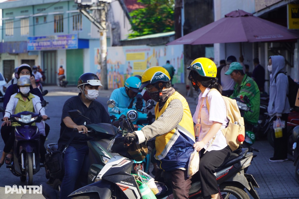 Vụ sinh viên phải bỏ tiết học vì bãi xe đóng cửa: Nhà trường xử lý ra sao? - 4