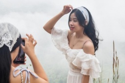 Du khách lạc trôi giữa ‘biển mây’ trên cung đường đèo Violak- Măng Đen