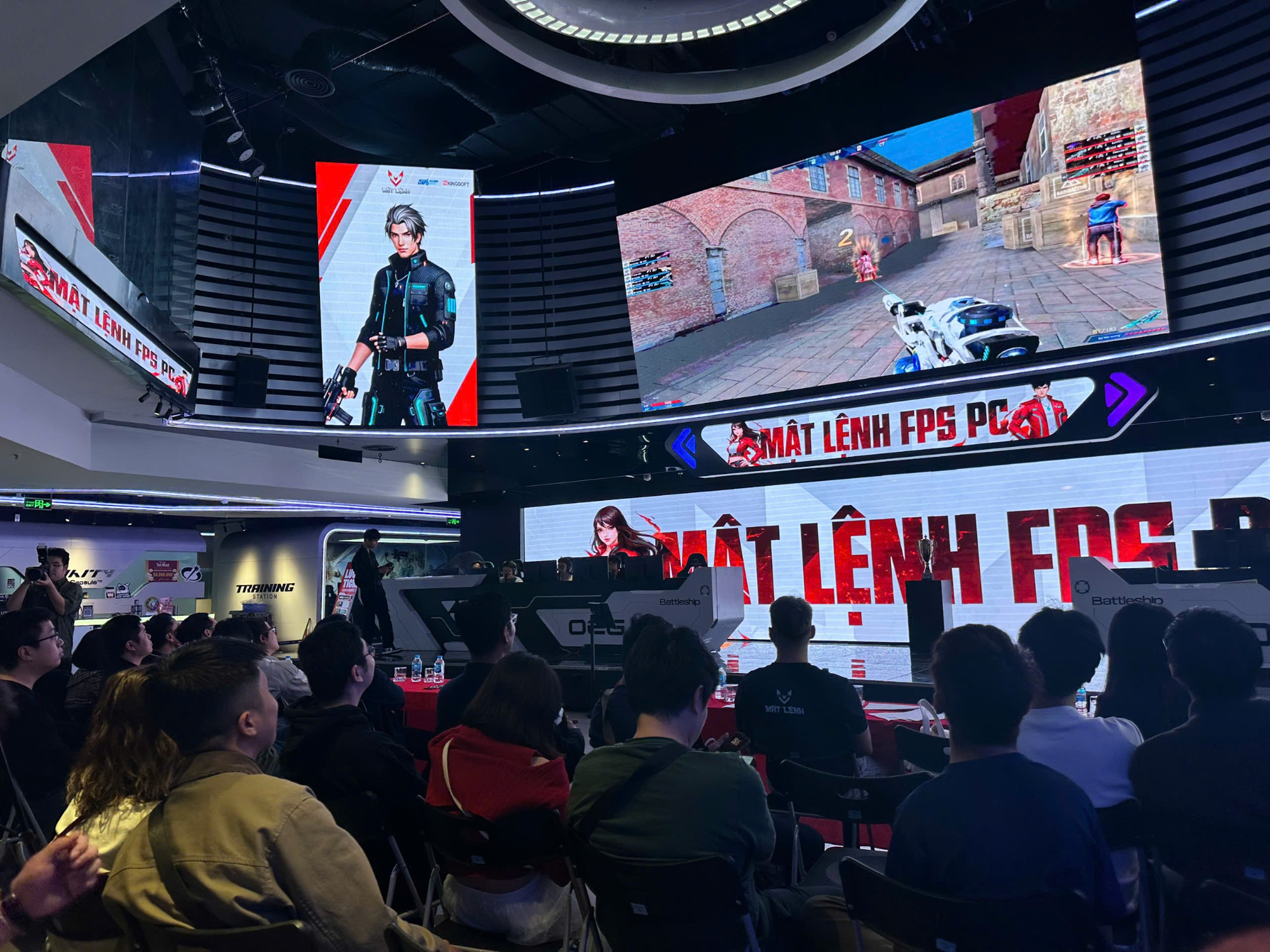 Game “Mật Lệnh” đổ bộ: Cộng đồng FPS chật kín khán phòng, Rambo xuất hiện là bùng nổ!- Ảnh 4. Game “Mật Lệnh” đổ bộ: Cộng đồng FPS chật kín khán phòng, Rambo xuất hiện là bùng nổ!- Ảnh 4.