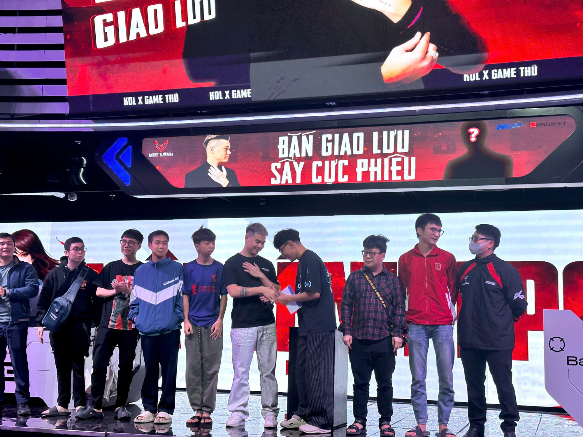 Game “Mật Lệnh” đổ bộ: Cộng đồng FPS chật kín khán phòng, Rambo xuất hiện là bùng nổ!- Ảnh 5. Game “Mật Lệnh” đổ bộ: Cộng đồng FPS chật kín khán phòng, Rambo xuất hiện là bùng nổ!- Ảnh 5.