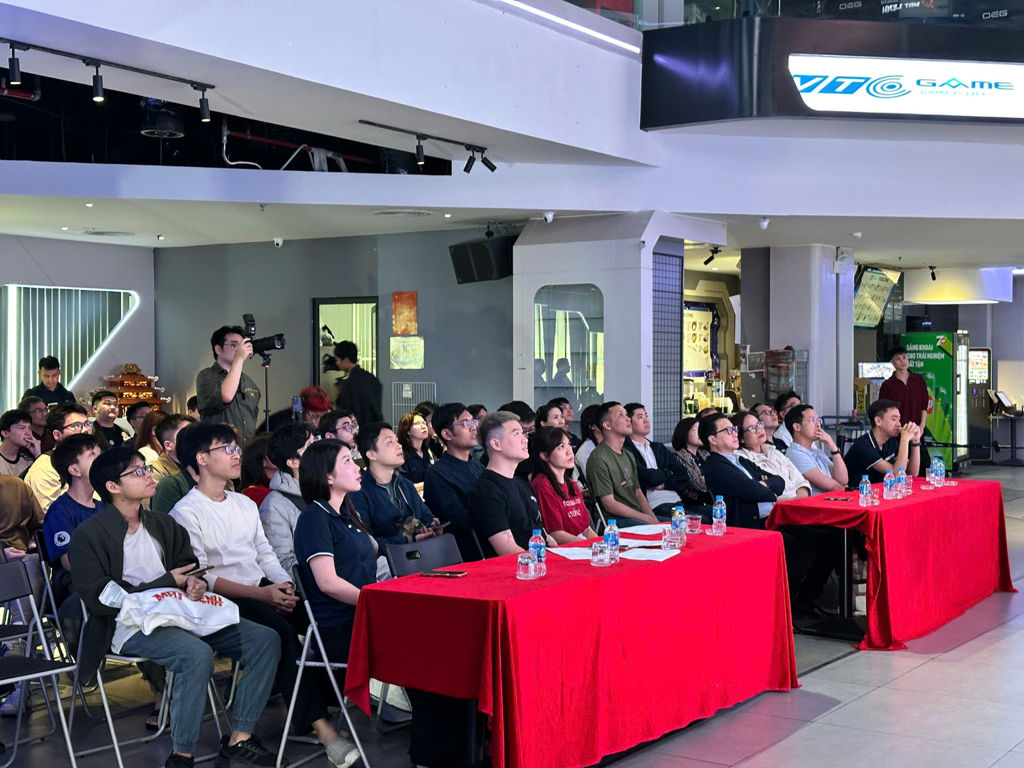 Game “Mật Lệnh” đổ bộ: Cộng đồng FPS chật kín khán phòng, Rambo xuất hiện là bùng nổ!- Ảnh 6. Game “Mật Lệnh” đổ bộ: Cộng đồng FPS chật kín khán phòng, Rambo xuất hiện là bùng nổ!- Ảnh 6.