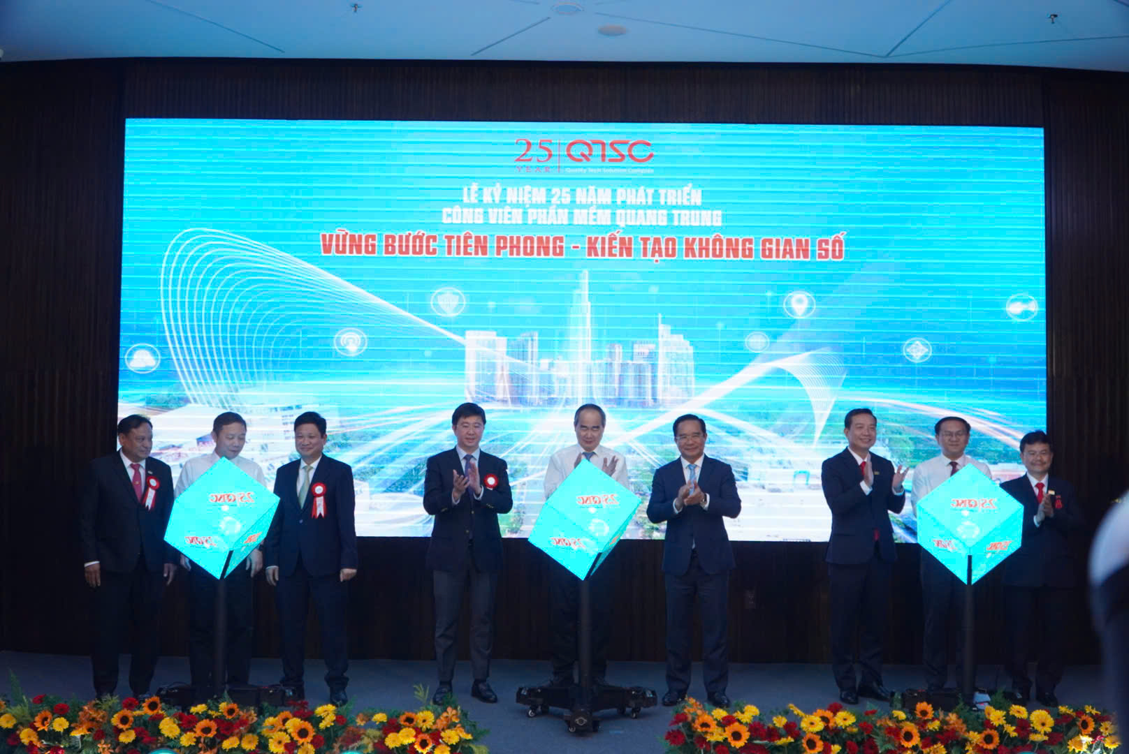 Chủ tịch UBND TPHCM nêu 3 đơn đặt hàng lớn với Công viên phần mềm Quang Trung 4 Chủ tịch UBND TPHCM giao 3