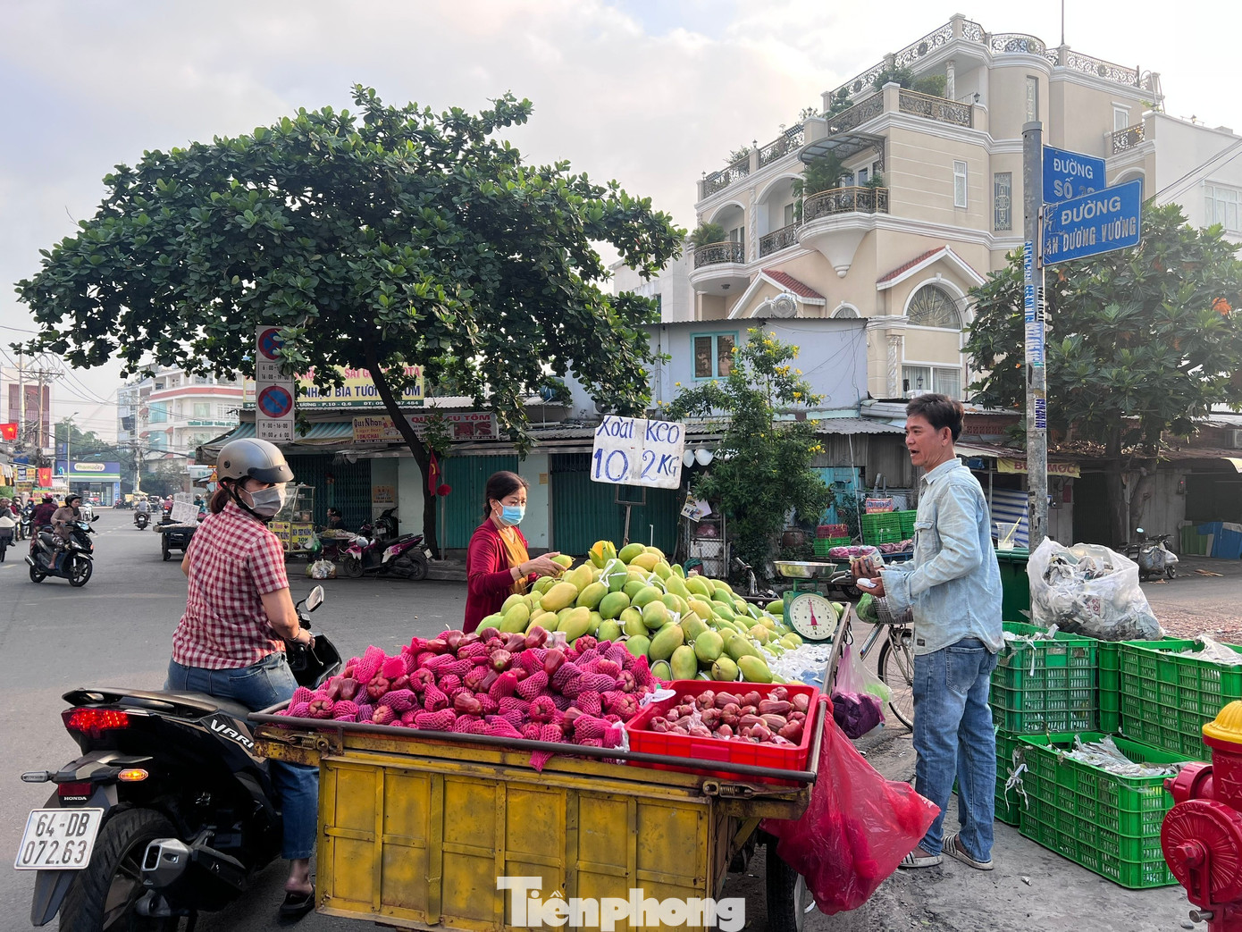 Dưa hấu, xoài vào mùa, giá rẻ bất ngờ- Ảnh 4.