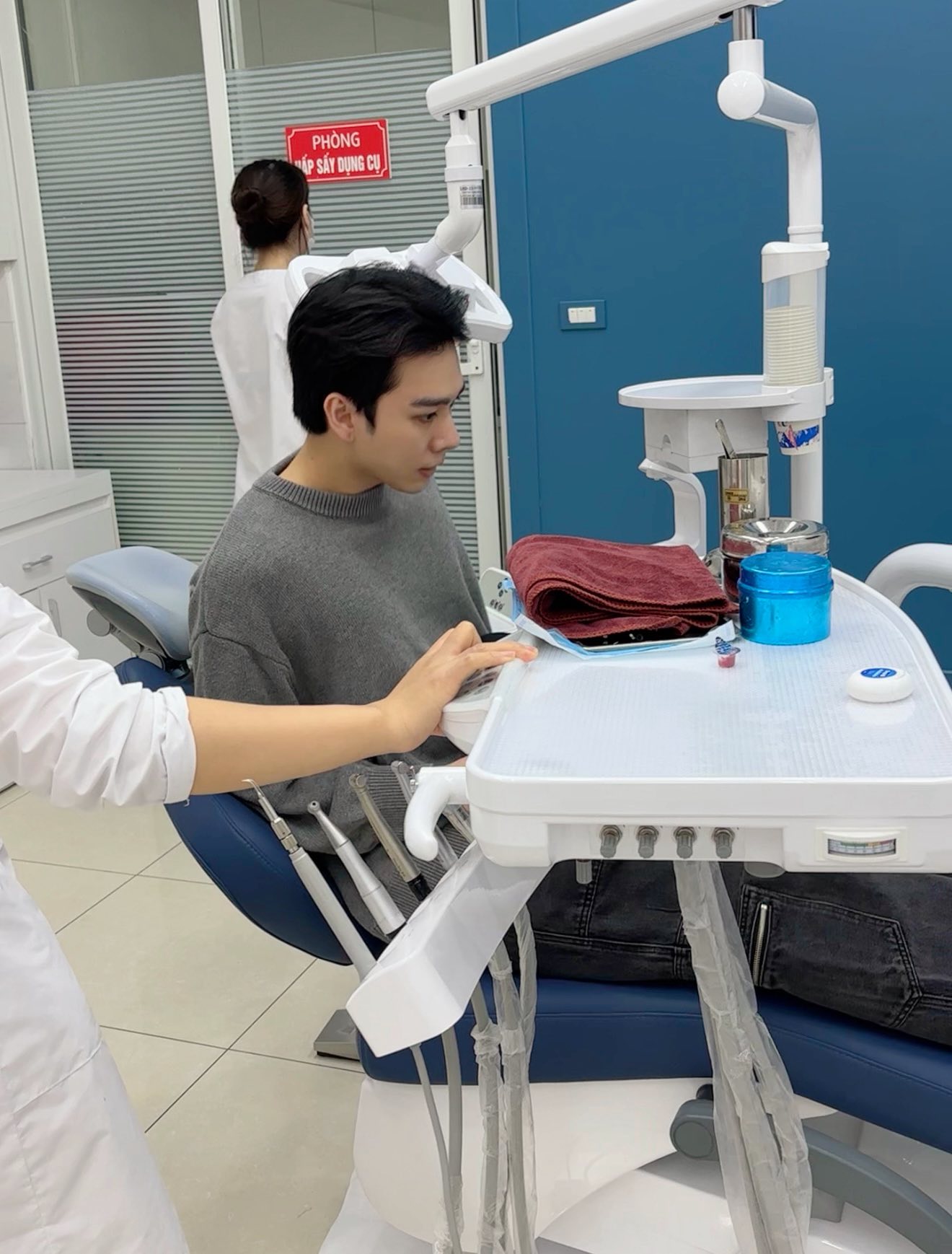 1 Anh Trai hớt hải bỏ chạy khỏi concert, khoảnh khắc nằm trong phòng khám khiến ai cũng hoang mang- Ảnh 2. 1 Anh Trai hớt hải bỏ chạy khỏi concert, khoảnh khắc nằm trong phòng khám khiến ai cũng hoang mang- Ảnh 2.