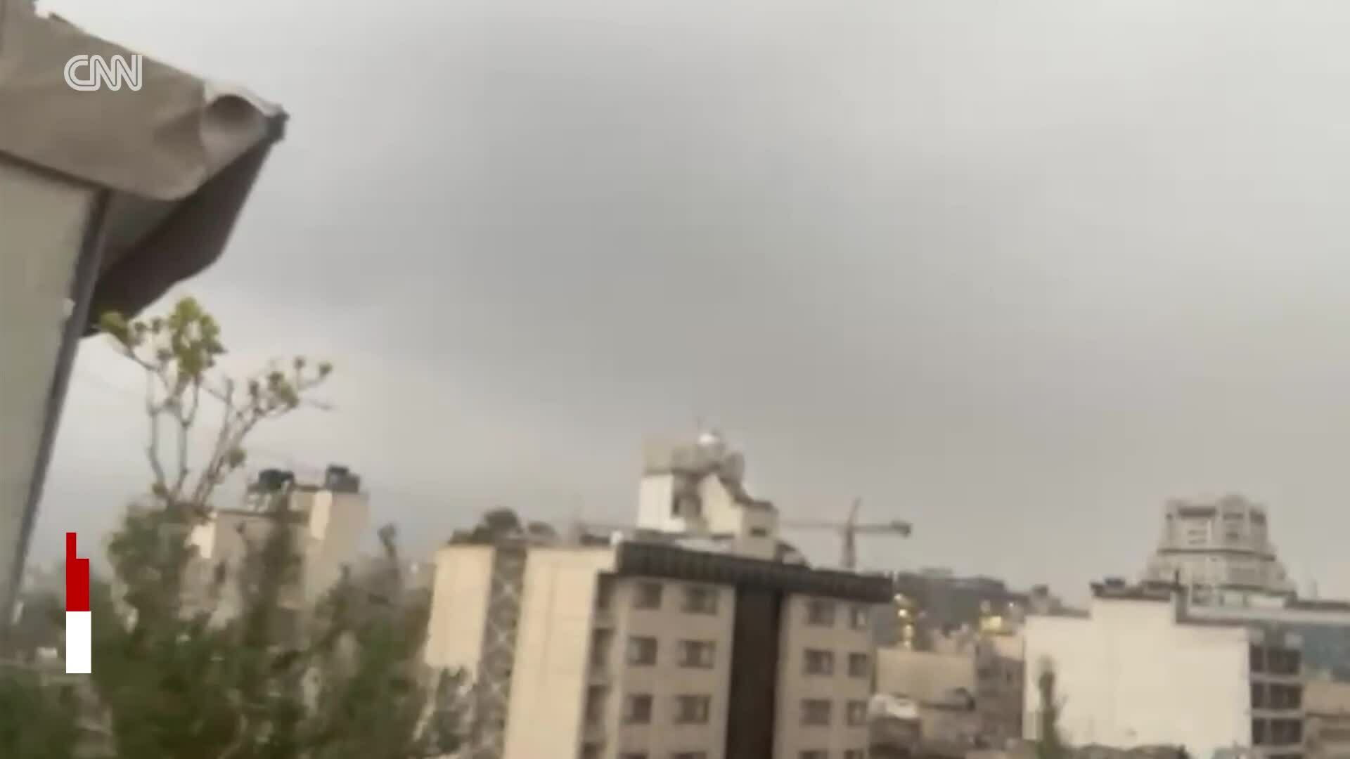 'Mưa đen' trút xuống Tehran sau khi Israel tập kích cơ sở dầu mỏ