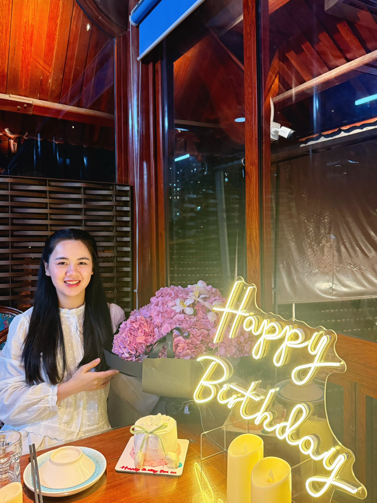 Hoa khôi ĐH Vinh 'xả ảnh' cùng đội trưởng tuyển Việt Nam đi ăn cưới, đẳng cấp nhan sắc số 1 làng WAGs- Ảnh 6. Hoa khôi ĐH Vinh 'xả ảnh' cùng đội trưởng tuyển Việt Nam đi ăn cưới, đẳng cấp nhan sắc số 1 làng WAGs- Ảnh 6.