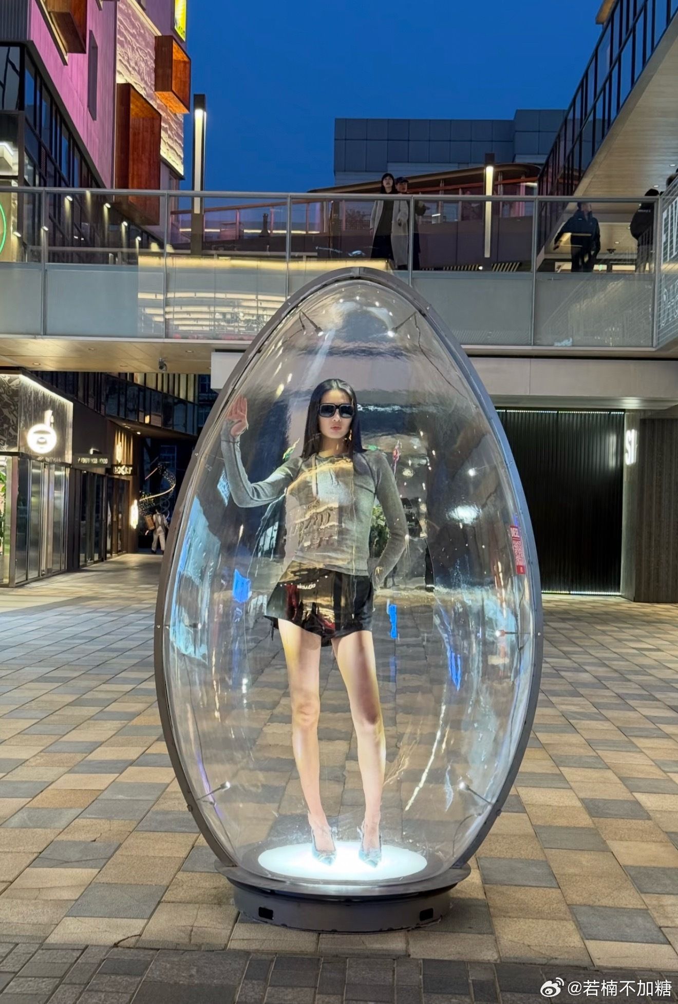 Tranh cãi: Diesel nhốt người mẫu Trung Quốc trong lồng kính giữa trời lạnh, nhiều người phán 