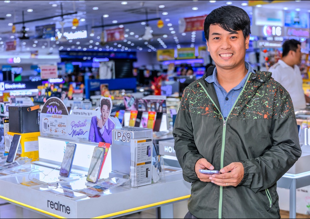 Khách hàng trúng xe điện khi mua realme 16 Series tại Thế Giới Di Động - 3