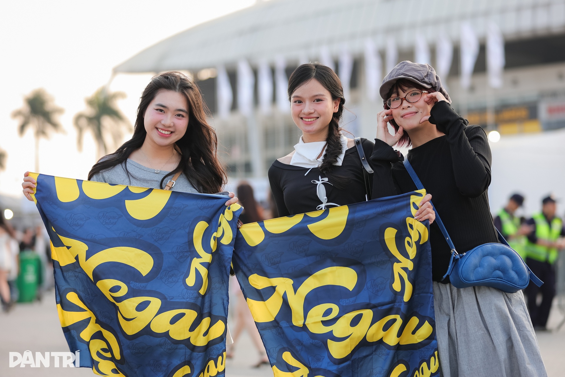 Fan nữ Hà Nội khoe dáng gợi cảm khi đi trẩy hội concert “anh trai” - 2