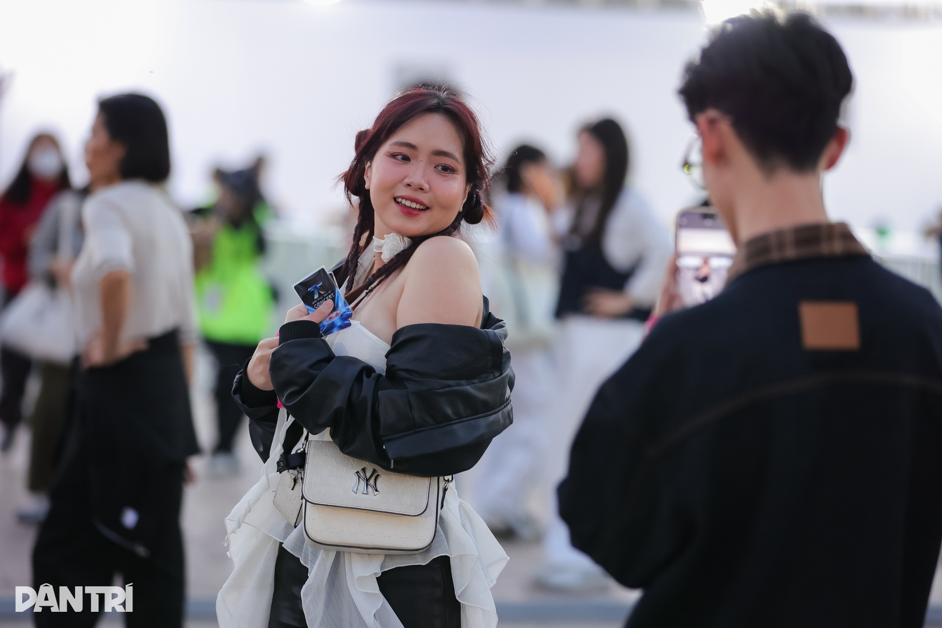 Fan nữ Hà Nội khoe dáng gợi cảm khi đi trẩy hội concert “anh trai” - 3