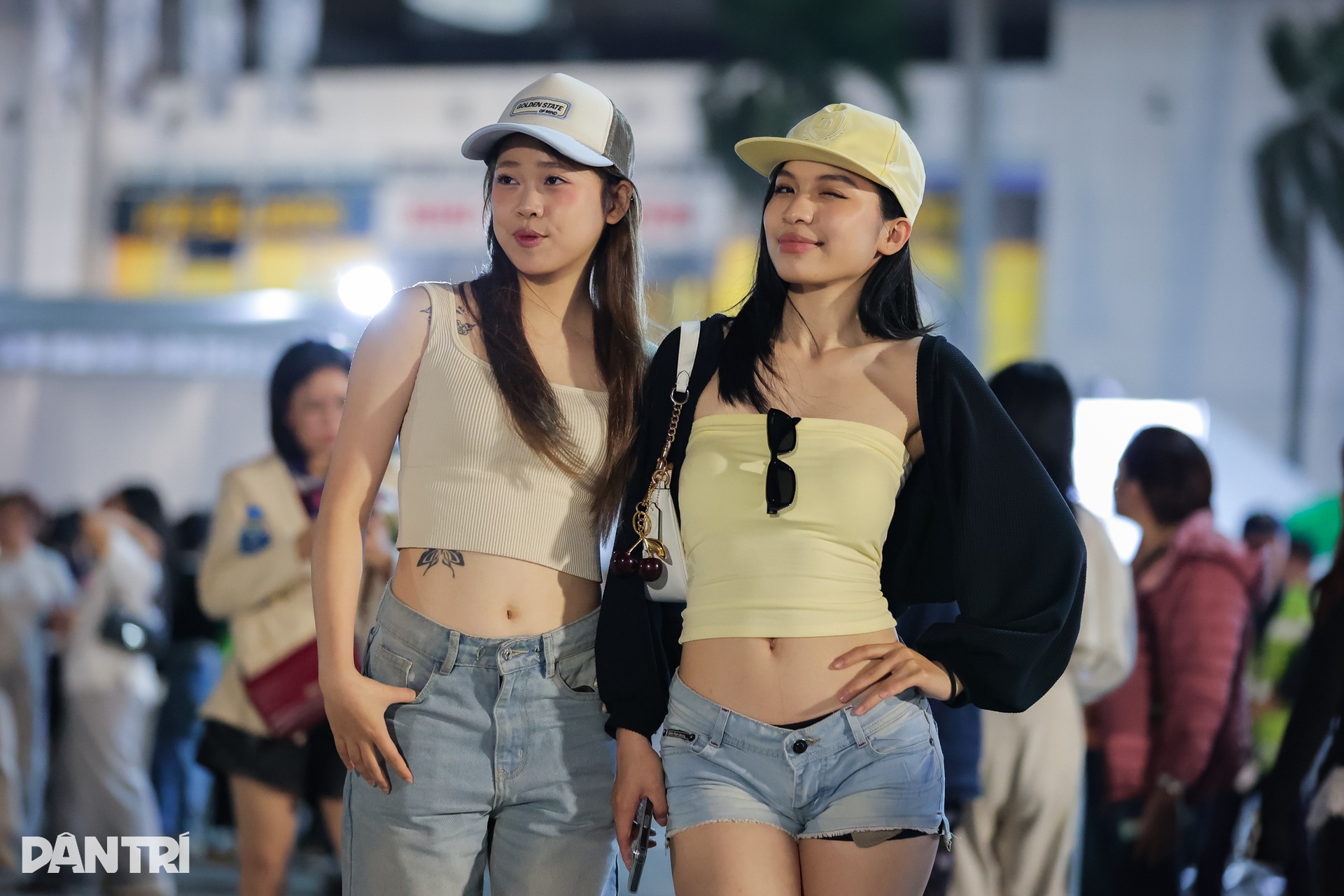 Fan nữ Hà Nội khoe dáng gợi cảm khi đi trẩy hội concert “anh trai” - 4