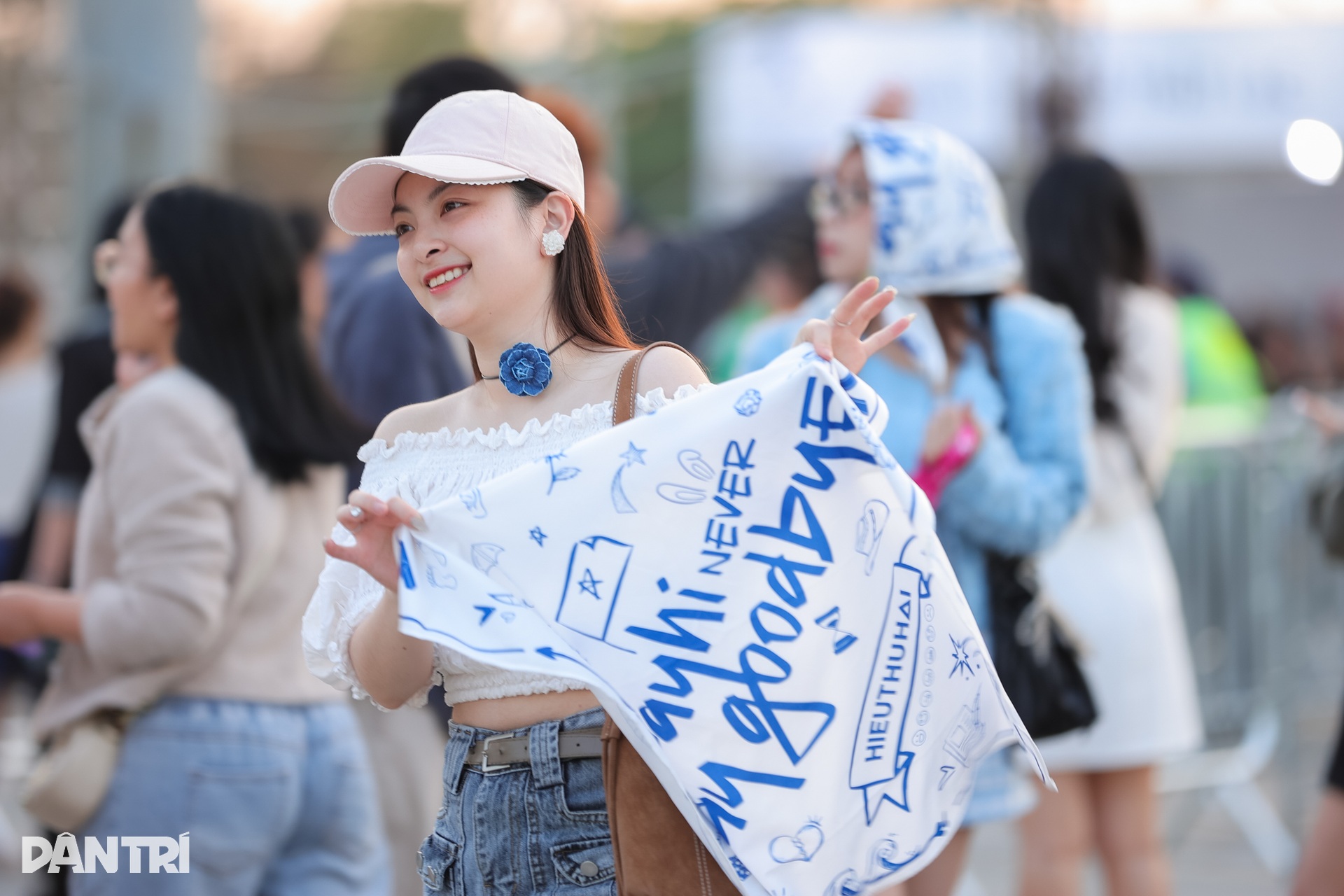 Fan nữ Hà Nội khoe dáng gợi cảm khi đi trẩy hội concert “anh trai” - 5