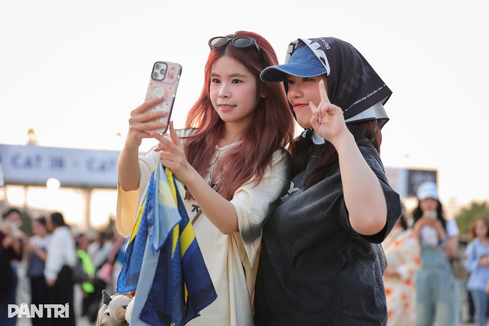 Fan nữ Hà Nội khoe dáng gợi cảm khi đi trẩy hội concert “anh trai” - 6