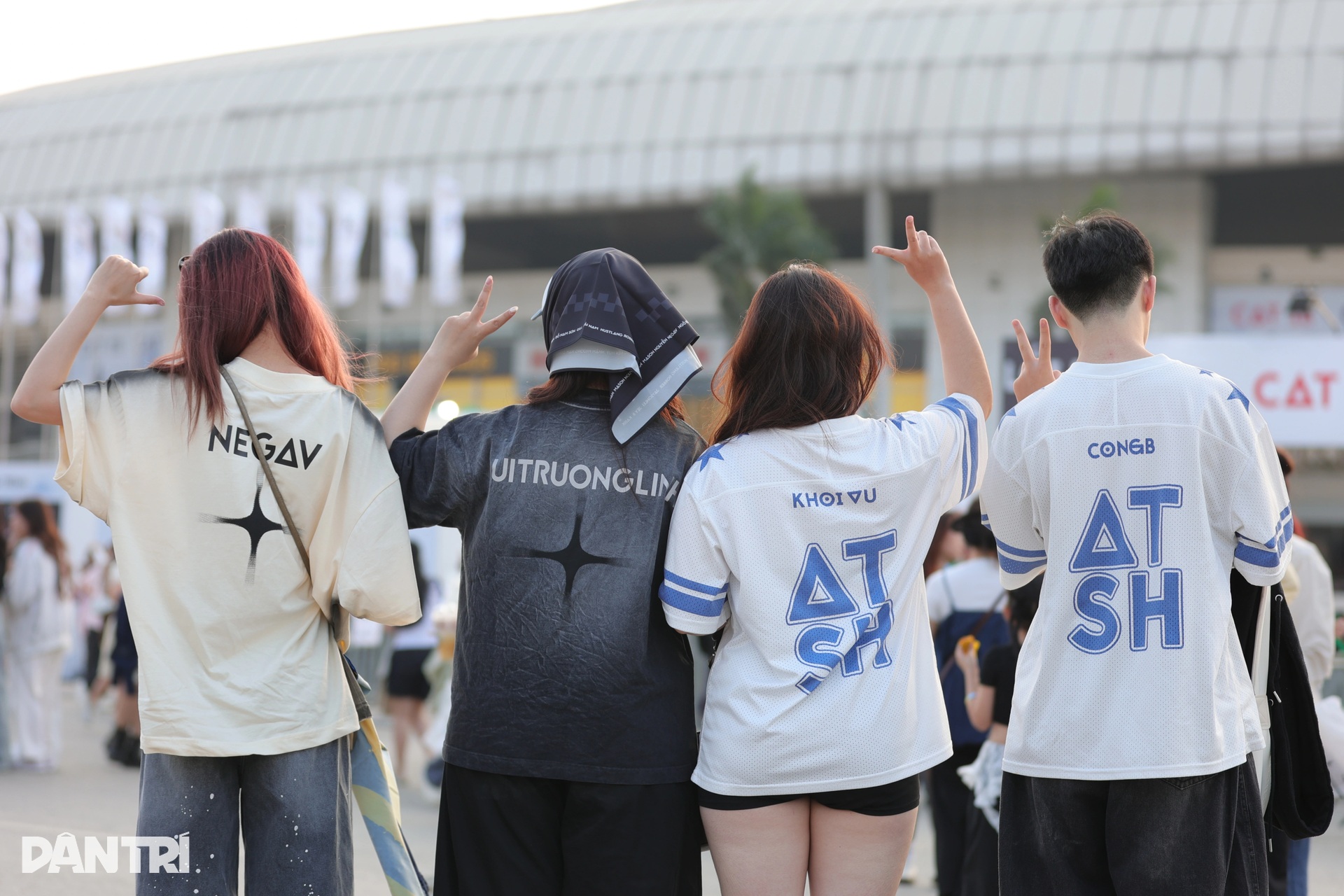 Fan nữ Hà Nội khoe dáng gợi cảm khi đi trẩy hội concert “anh trai” - 7