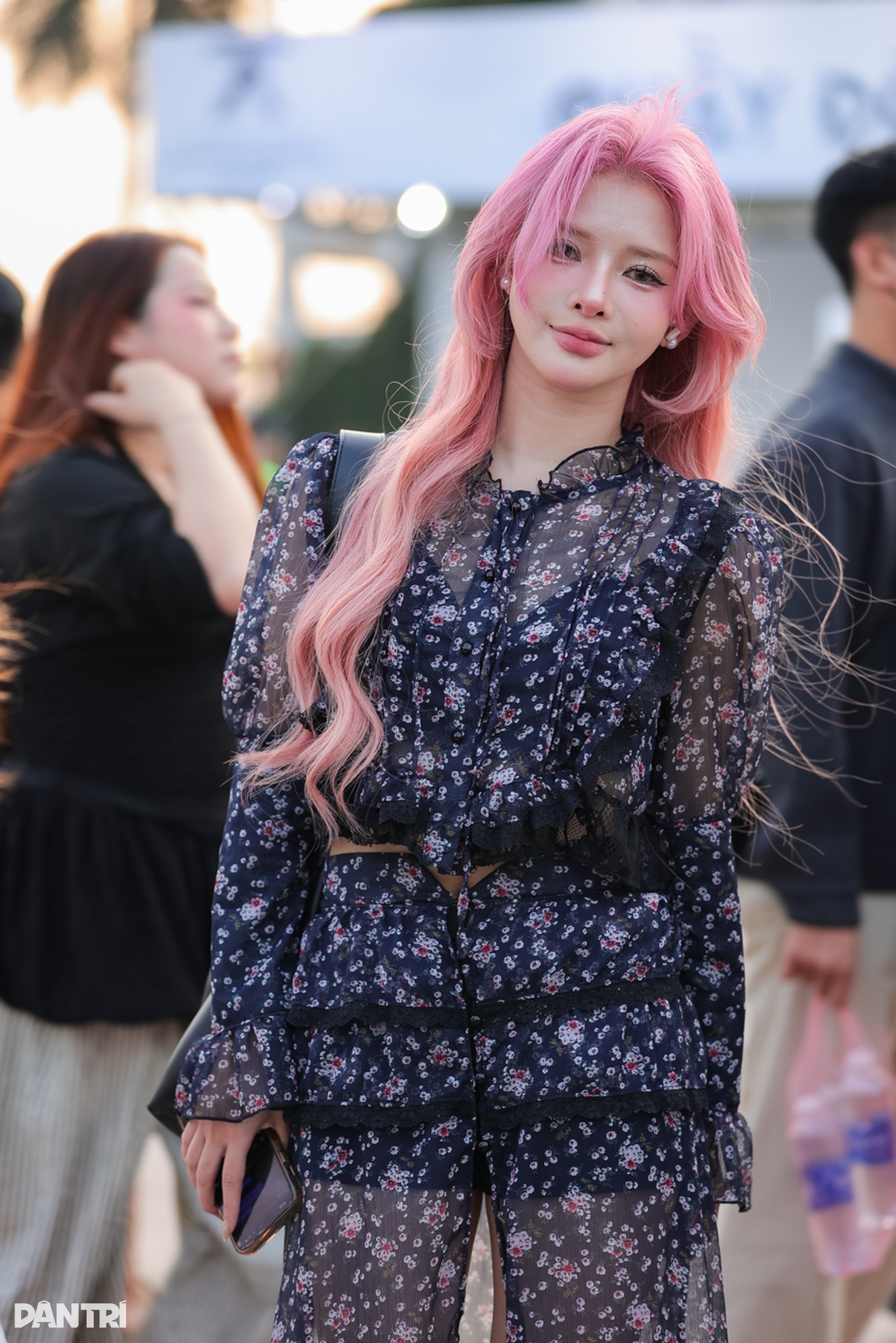 Fan nữ Hà Nội khoe dáng gợi cảm khi đi trẩy hội concert “anh trai” - 8