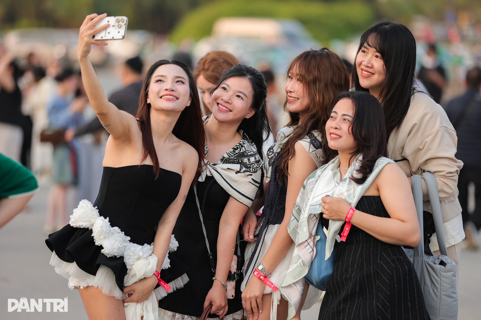 Fan nữ Hà Nội khoe dáng gợi cảm khi đi trẩy hội concert “anh trai” - 9