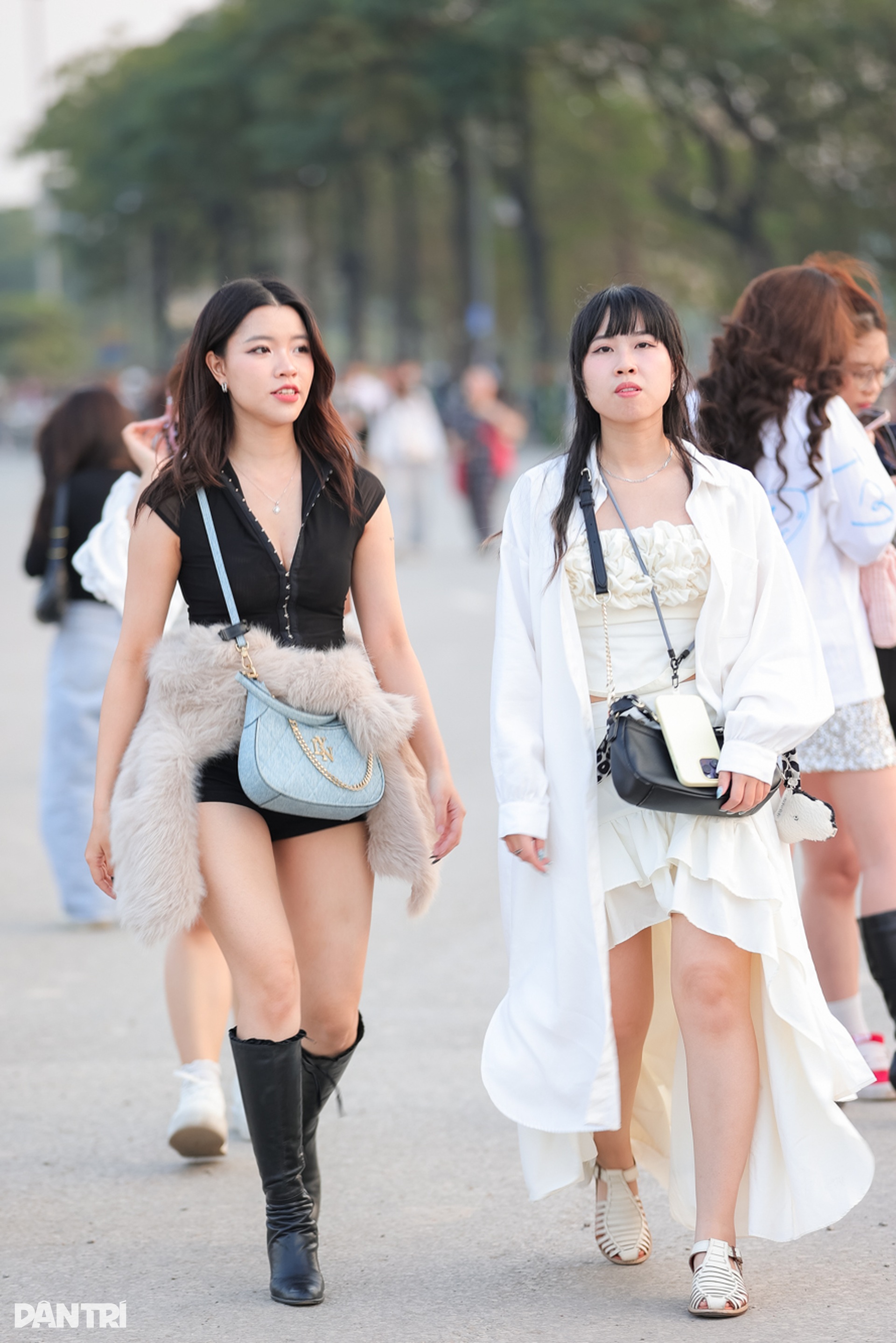 Fan nữ Hà Nội khoe dáng gợi cảm khi đi trẩy hội concert “anh trai” - 10