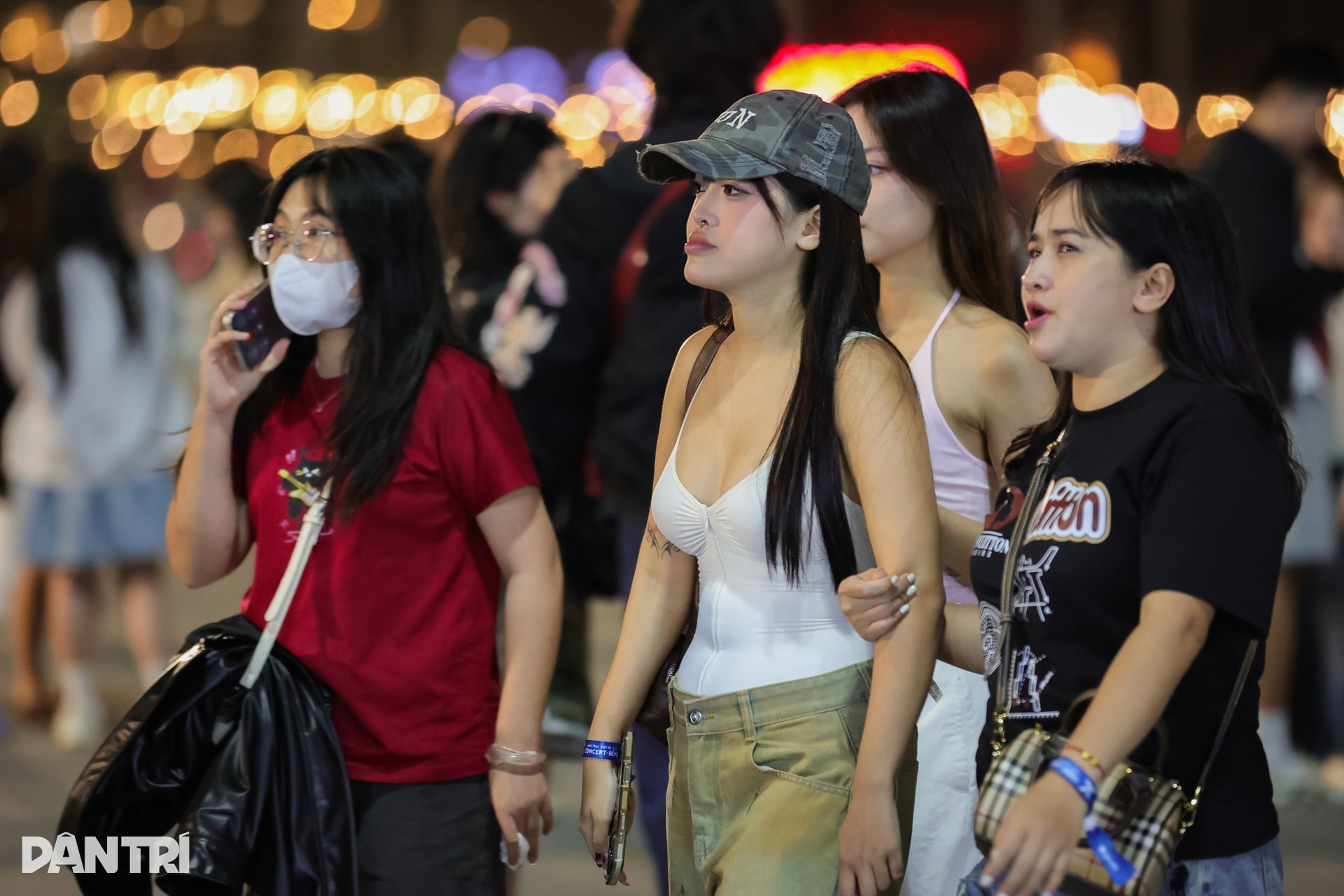 Fan nữ Hà Nội khoe dáng gợi cảm khi đi trẩy hội concert “anh trai” - 12