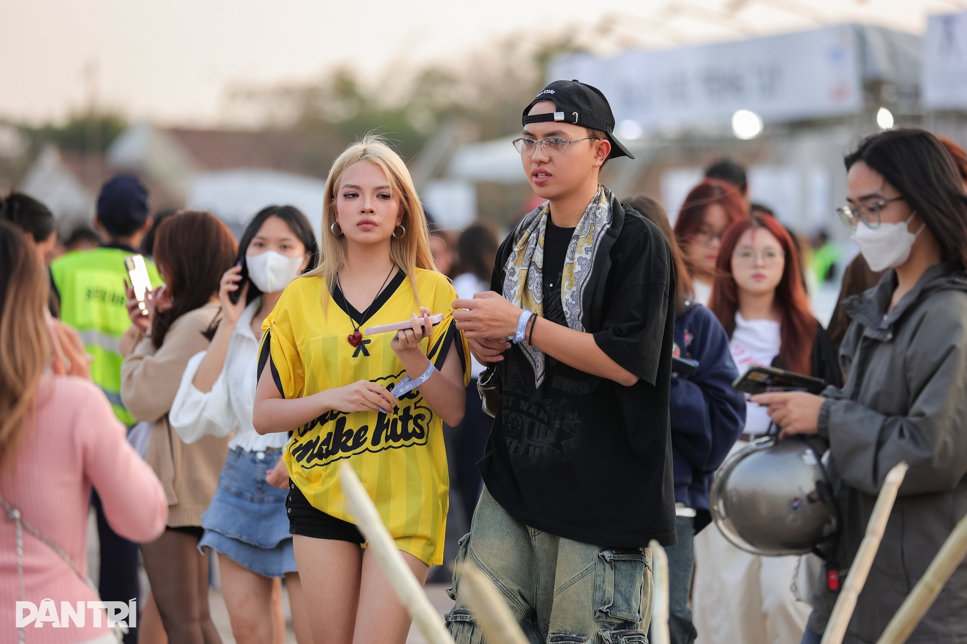 Fan nữ Hà Nội khoe dáng gợi cảm khi đi trẩy hội concert “anh trai” - 13