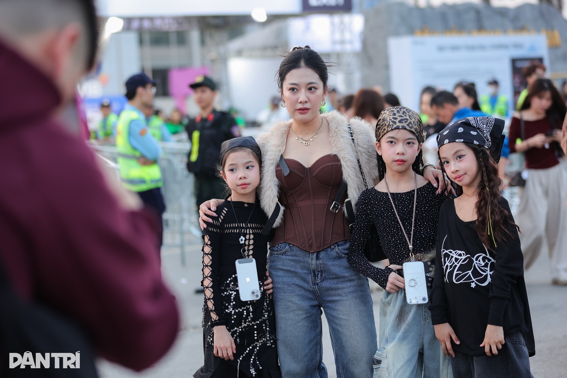 Fan nữ Hà Nội khoe dáng gợi cảm khi đi trẩy hội concert “anh trai” - 14