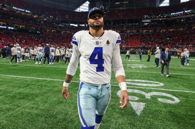 Dak Prescott rời sân sau trận Dallas Cowboys gặp Atlanta Falcons tại Sân vận động Mercedes-Benz, Atlanta, Georgia, Mỹ ngày 3/11/2024. Ảnh: Reuters