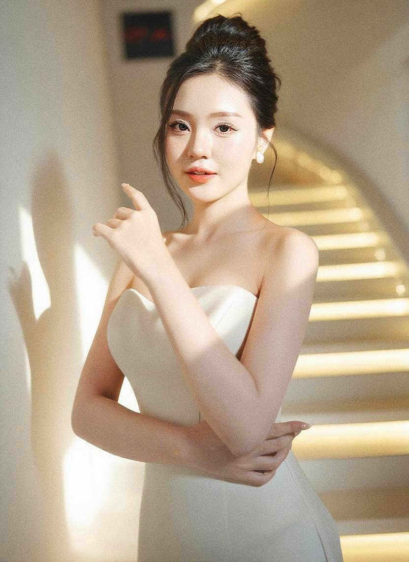 Cô cho rằng từ những việc giản dị như sống tử tế, chăm lo cho gia đình, làm tốt công việc mỗi ngày đến việc dám thử sức và nỗ lực theo đuổi lý tưởng sống, tất cả đều có thể là sự rực rỡ. "Điều quan trọng là mỗi người không ngừng cố gắng và trân trọng hành trình của mình, bởi khi sống hết mình, ai cũng có thể tỏa sáng theo cách riêng", cô chia sẻ.