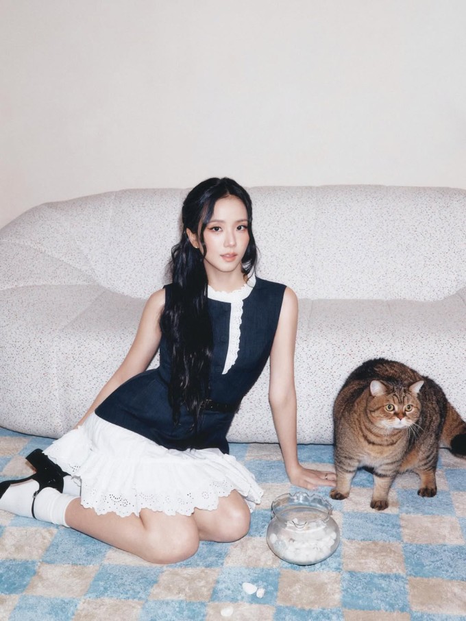 Thói quen giữ làn da trắng hồng của Jisoo 3 Dưỡng ẩm nhiều lớp giúp Jisoo duy trì làn da căng bóng, mịn màng. Ảnh: Instagram sooyaaa_