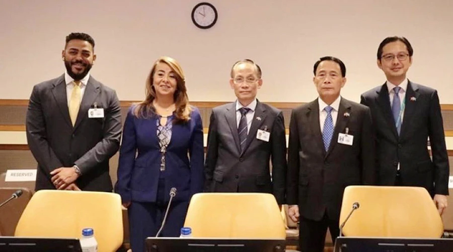 Quyền Bộ trưởng Bộ Ngoại giao Lê Hoài Trung cùng các đồng chủ tọa tại sự kiện giới thiệu lễ mở ký Công ước của Liên hợp quốc về phòng, chống tội phạm mạng tại trụ sở Liên hợp quốc ở New York vào ngày 22-9. Ảnh: TTXVN P3_conguochanoi_ngocdiep_ttam.jpg