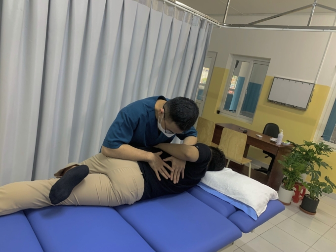 Chuyên viên nắn chỉnh xương khớp cho bệnh nhân. Ảnh: Bác sĩ cung cấp