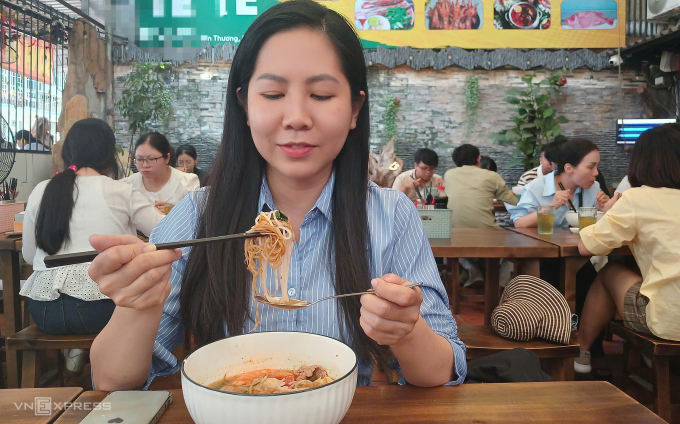 Một khách hàng đang ăn trưa tại một quán ăn trên đường Nguyễn Văn Thương ngày 6/3. Ảnh: Thi Hà