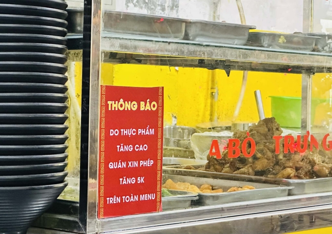 Một quán phở ở phường Kiến Hưng, Hà Nội điều chỉnh giá từ sau mùng 6 Tết, chụp ngày 12/3. Ảnh: Hoài Thu